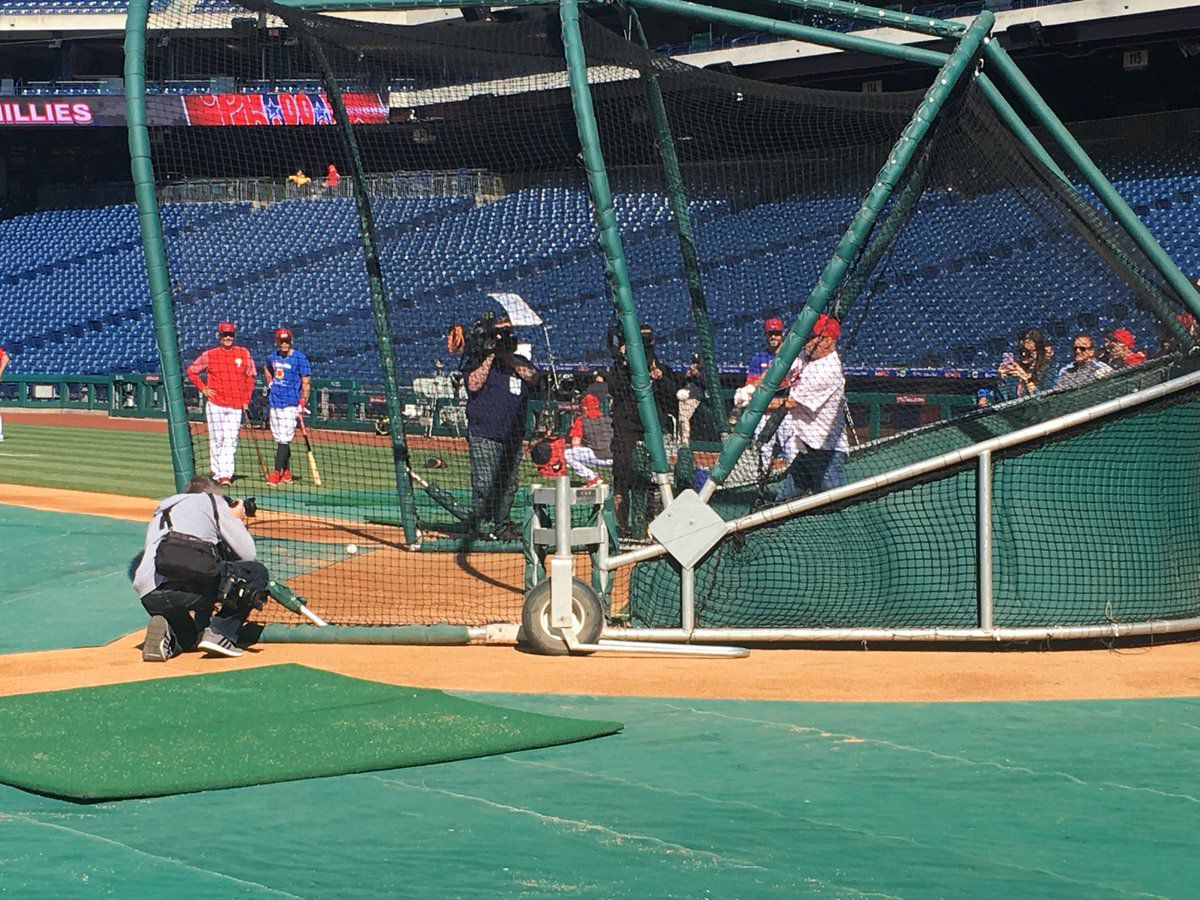 Bruce Willis swings in the cage